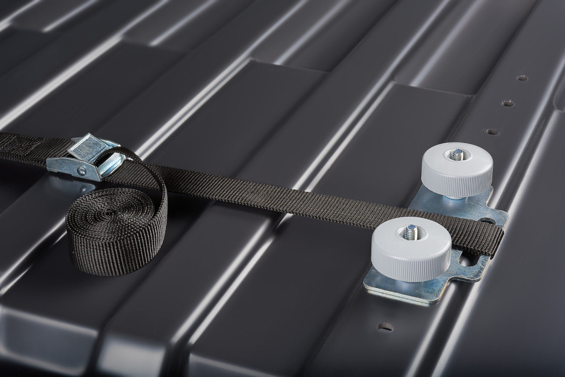 Interior load strap with quick-tighten knobs