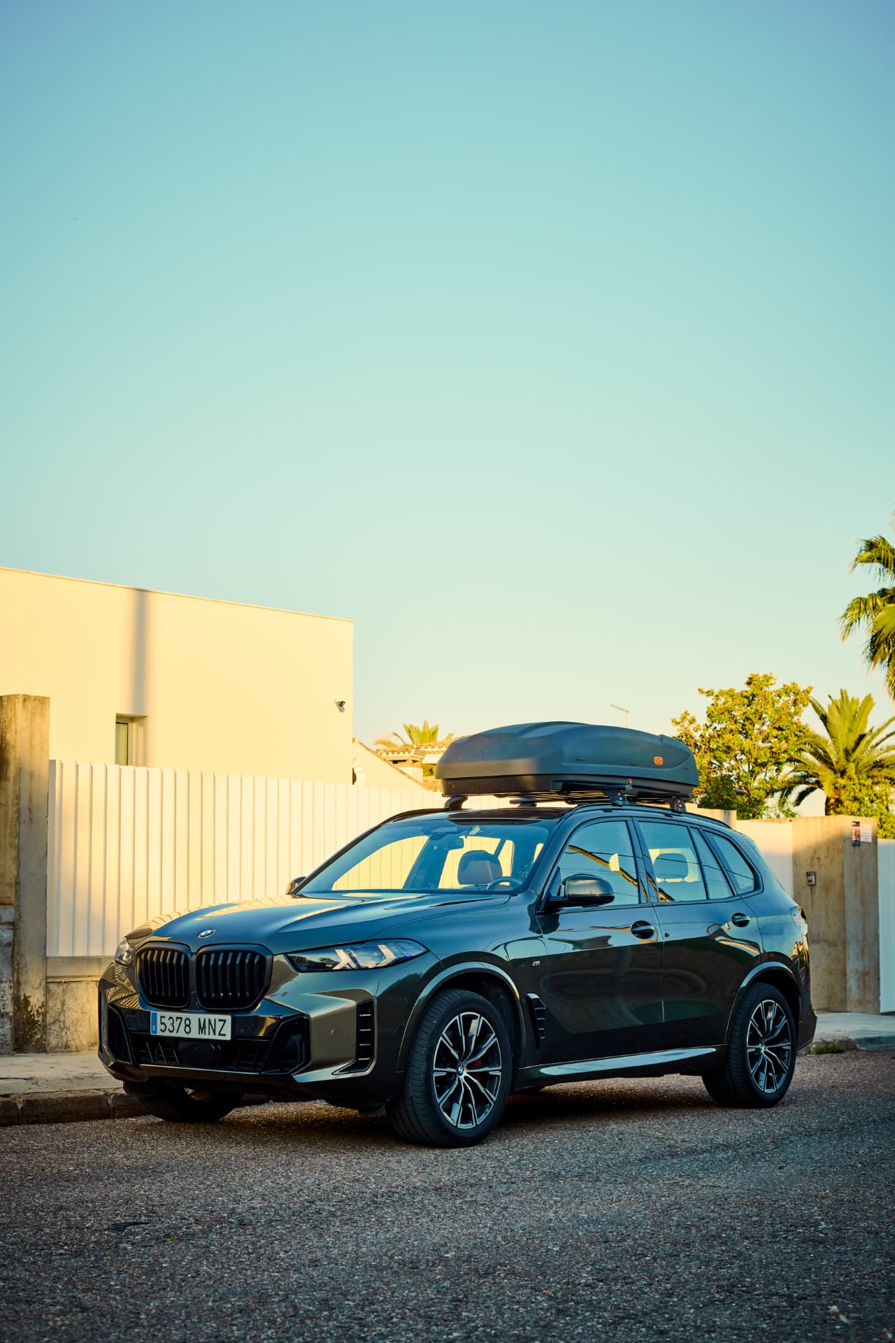 Paddock Elite 470NT mounted on a BMW X5 — street view