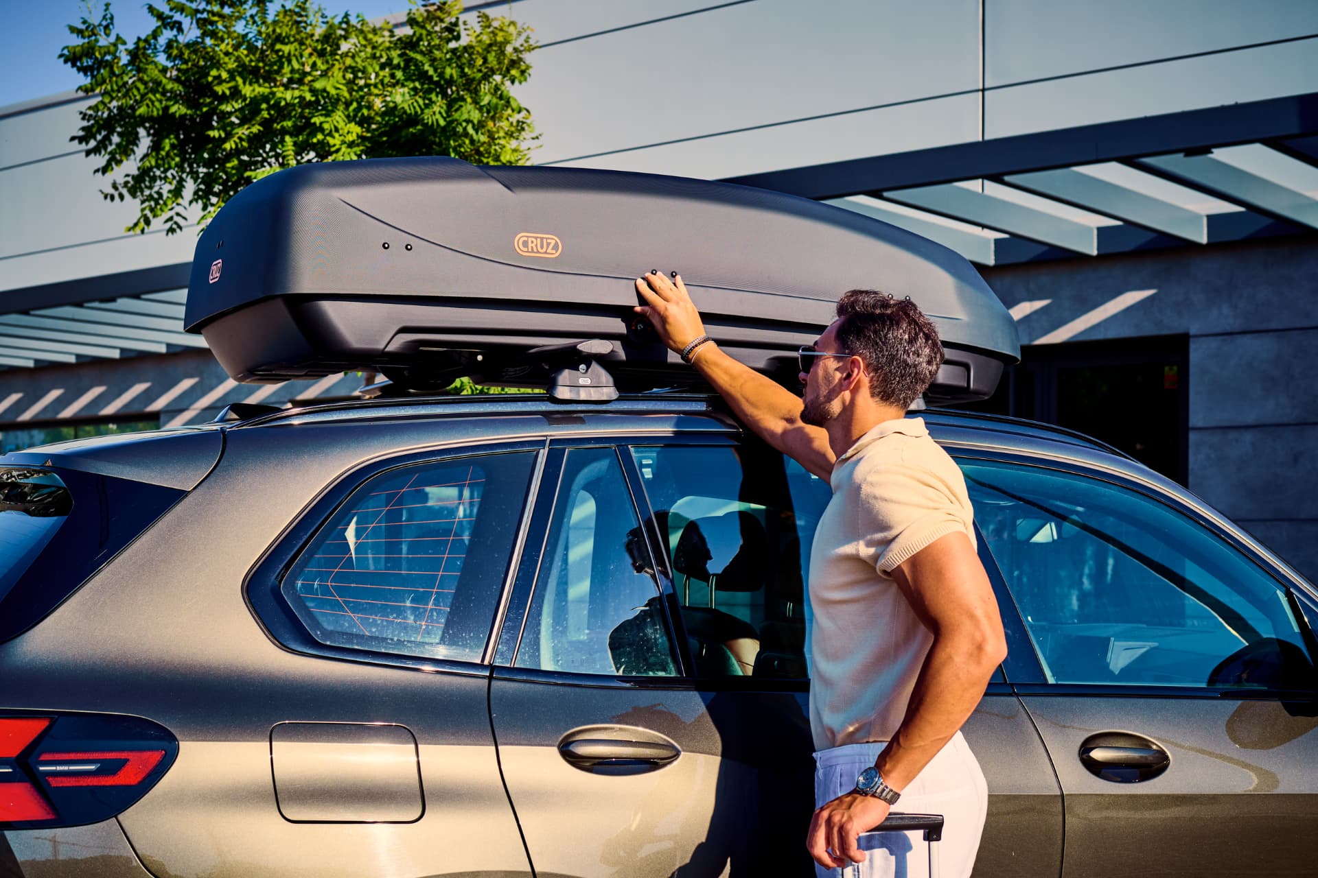 Closing the lid — side view on the roof bars