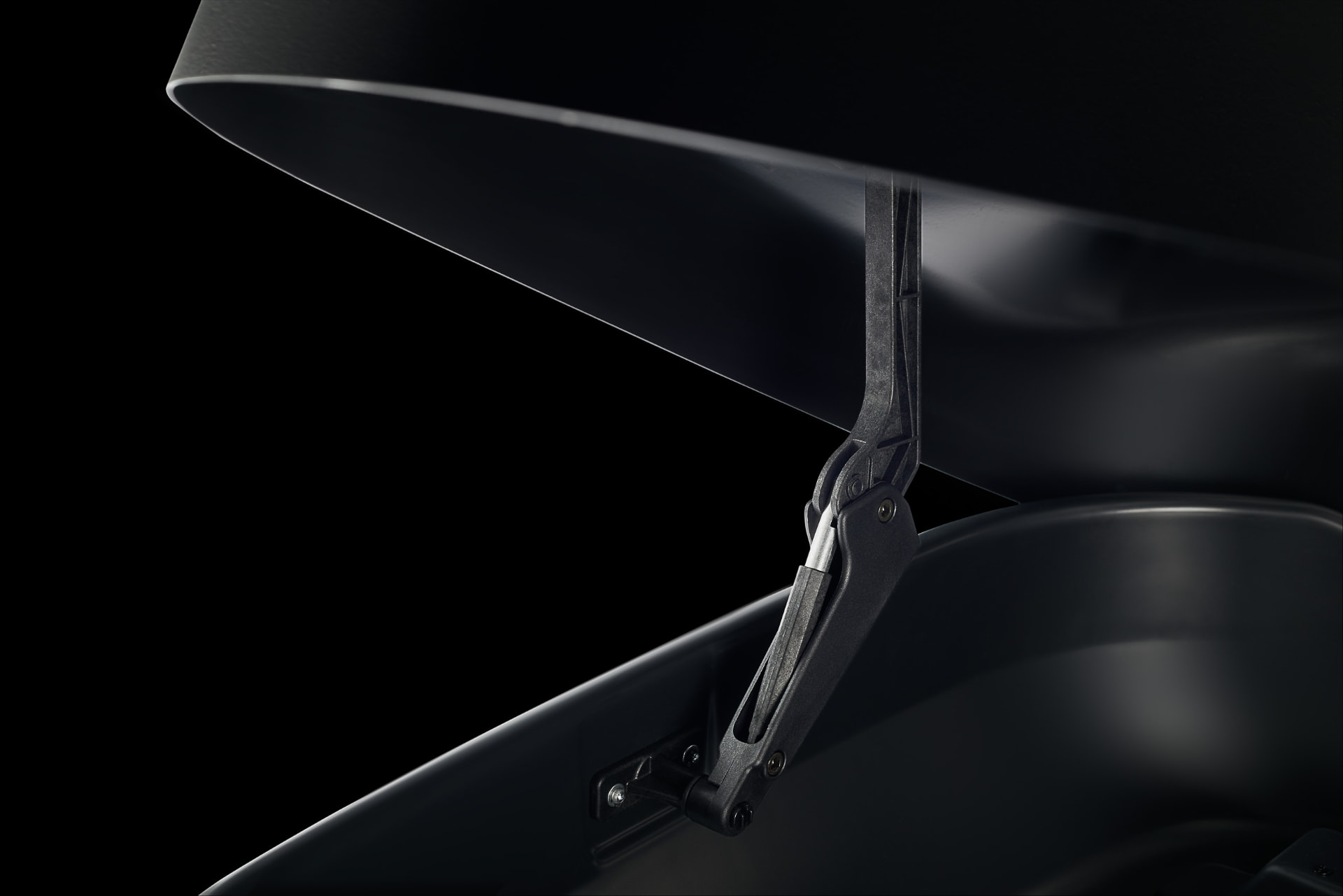 Shock-absorber hinge holding the lid open