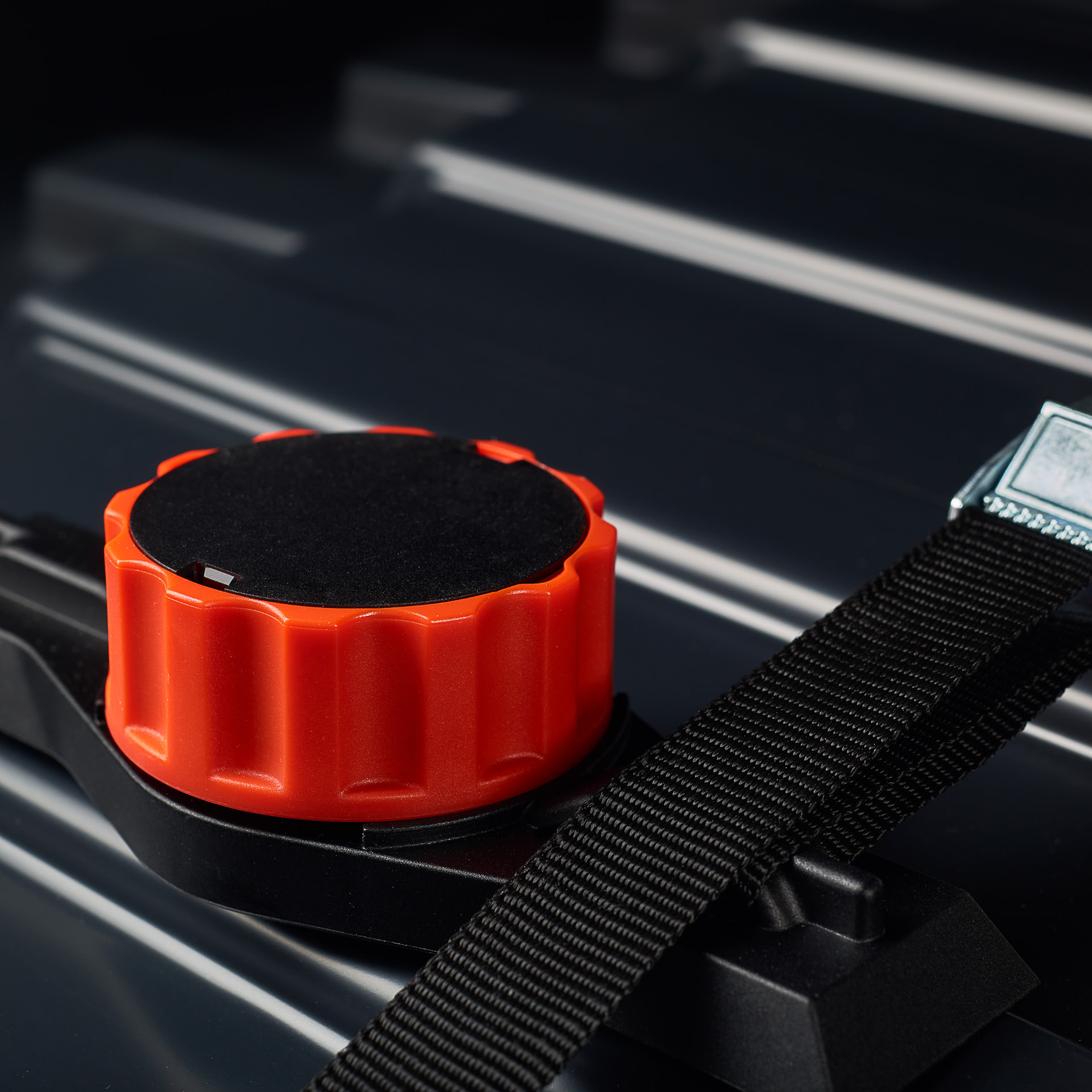 Interior load strap with quick-tighten knob